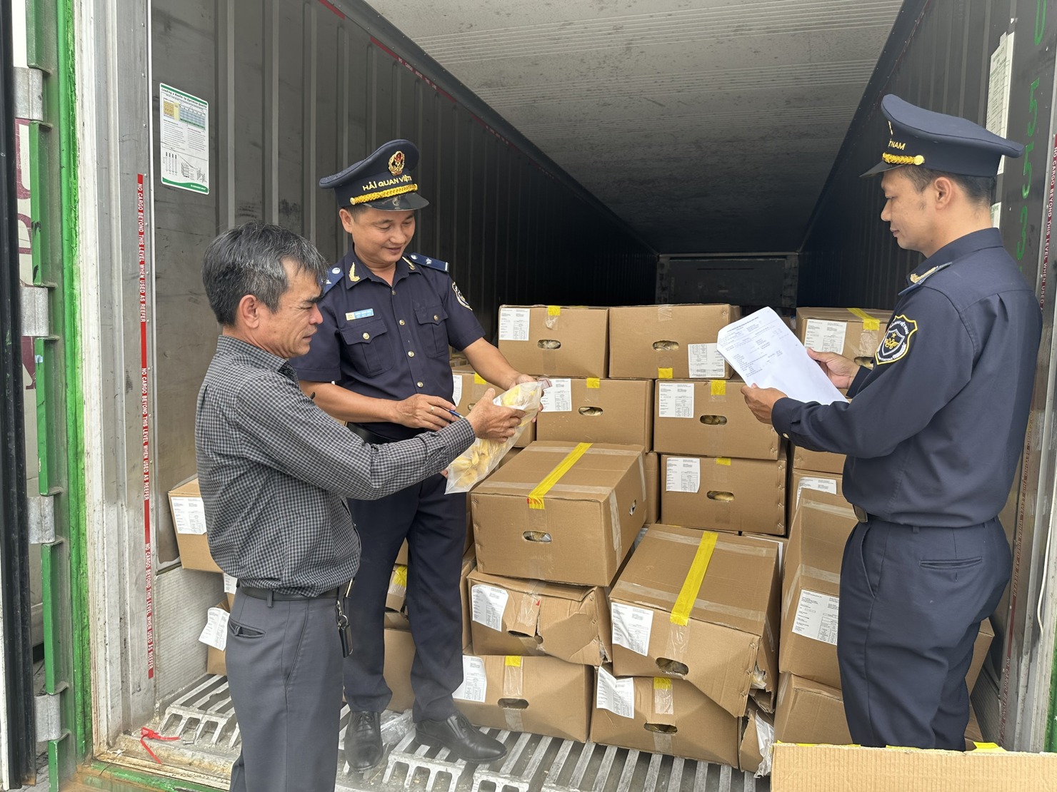 Hải quan cửa khẩu cảng Sài Gòn khu vực 1 làm thủ tục thông quan mặt hàng sầu riêng xuất khẩu. Ảnh: T.H