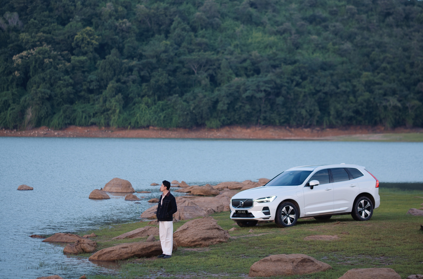 Bên ngoài, Volvo XC60 mang thiết kế tối giản.