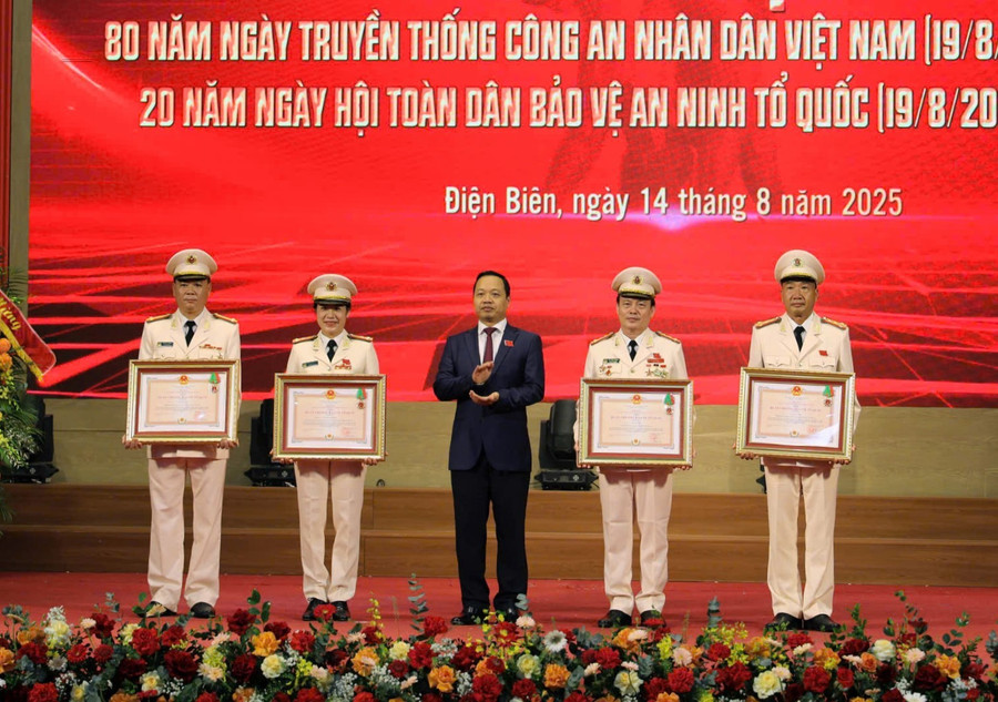 80-cong-an-4.jpg