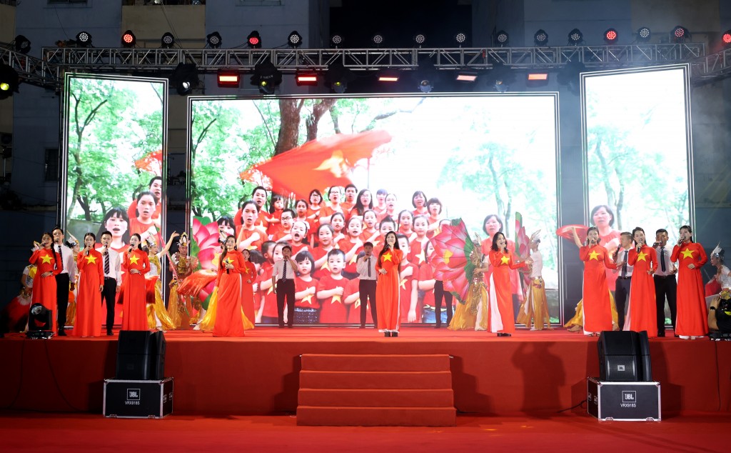 LĐLĐ Hà Nội mang nghệ thuật đến khu nhà ở công nhân Thiên Lộc LĐLĐ Hà Nội mang nghệ thuật đến khu nhà ở công nhân Thiên Lộc