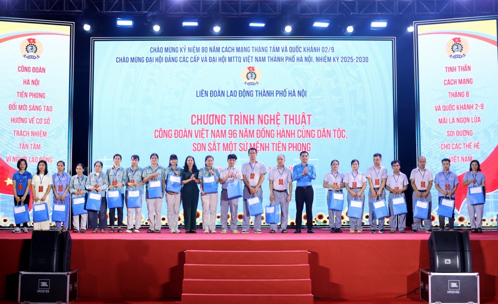 LĐLĐ Hà Nội mang nghệ thuật đến khu nhà ở công nhân Thiên Lộc LĐLĐ Hà Nội mang nghệ thuật đến khu nhà ở công nhân Thiên Lộc