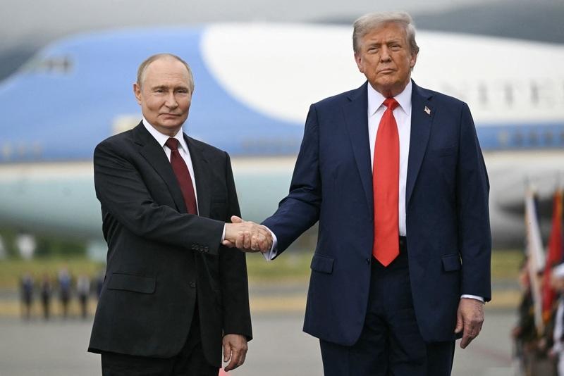 Tổng thống Trump bắt tay Tổng thống Putin. Ảnh: TASS