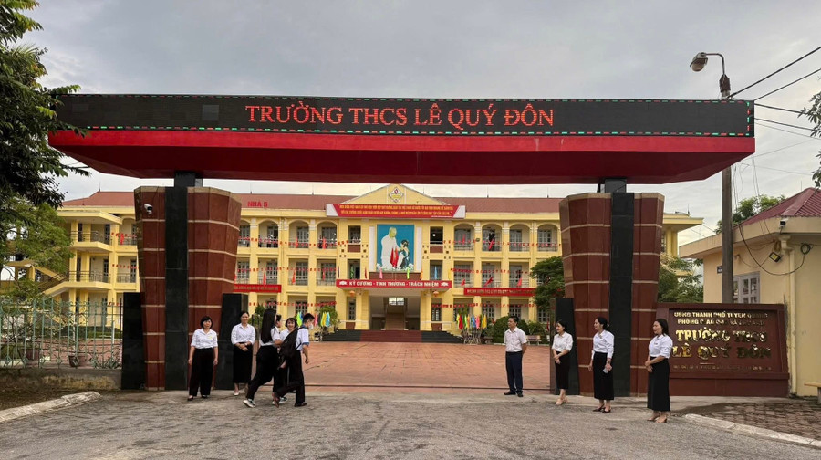 Học sinh lớp 9 Trường THCS Lê Quý Đôn, phường Minh Xuân, Tuyên Quang tựu trường với sự chào đón của các thầy cô giáo. 1000040320.jpg