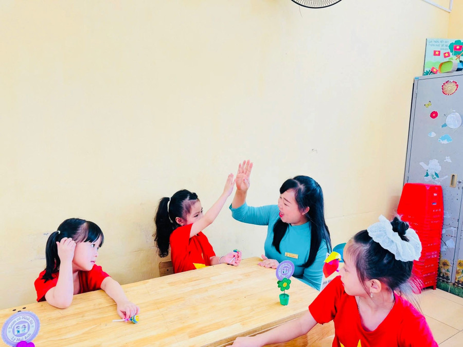 Cô và trò Trường Tiểu học Trường Thành (Minh Xuân, Tuyên Quang) trong ngày tựu trường.