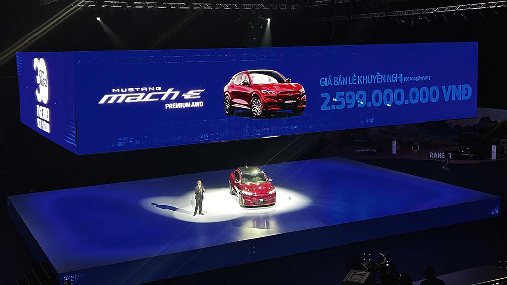 Ford mở rộng phổ sản phẩm hiện đại với việc ra mắt mẫu xe Territory phiên bản mới và mẫu xe thuần điện Mustang Mach-E. Những dòng xe mới này thể hiện cam kết của Ford trong việc tích hợp công nghệ thông minh, nâng cao trải nghiệm khách hàng và củng cố vị thế dẫn đầu trong hành trình đổi mới sáng tạo.