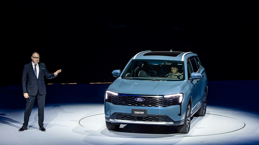 Ford Territory 2025 chính thức tung ra thị trường Việt Nam 3 phiên bản, gồm Trend, Titanium và Titanium X đi kèm mức giá 762 - 896 triệu đồng. So với bản tiền nhiệm, Territory 2025 tăng giá từ 3 - 7 triệu đồng