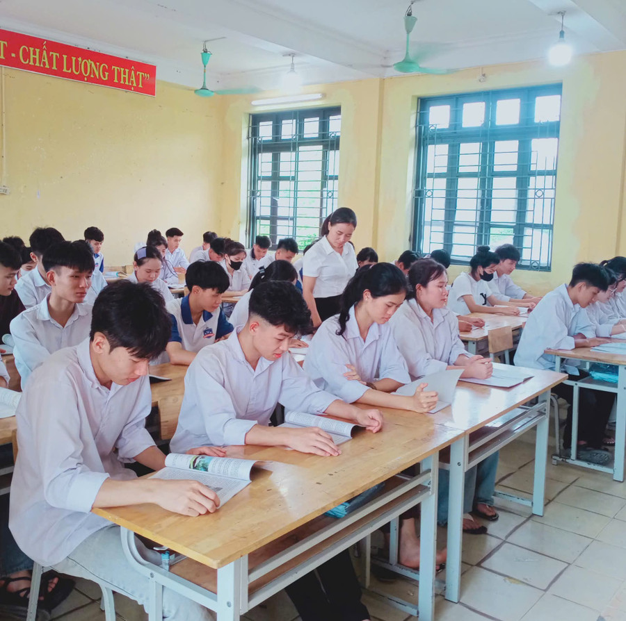 Học sinh lớp 12 Trường THPT Sơn Nam ngày đầu đến lớp. 1000040321.jpg