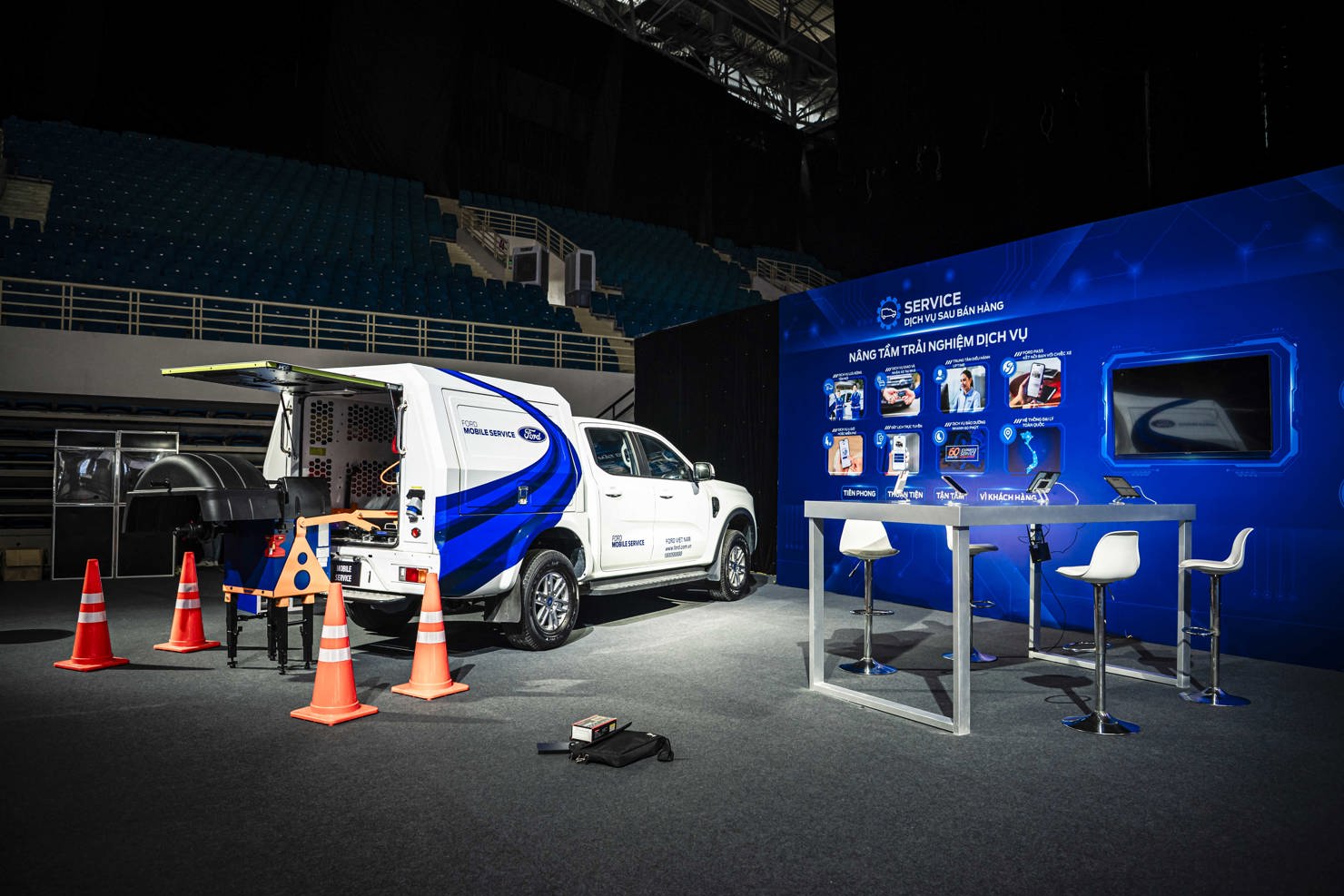 Việt Nam là thị trường đầu tiên triển khai dịch vụ sửa chữa lưu động 4 giờ hoặc miễn phí, (Hà Nội và TP.HCM). Ford cũng liên tục đầu tư vào hạ tầng kỹ thuật số và giải pháp di chuyển như ứng dụng FordPass, giúp khách hàng quản lý trải nghiệm sở hữu xe một cách thuận tiện.
