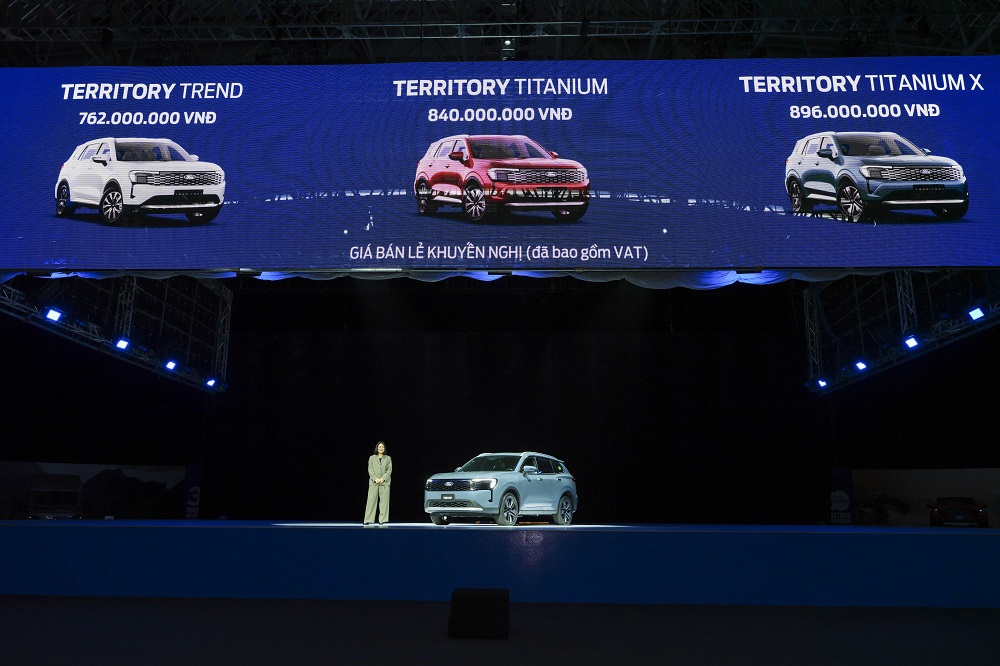 Tại Việt Nam Ford Territory 2025 có 3 phiên bản Trend, Titanium và Titanium X với mức giá lần lượt là 762 triệu đồng, 840 triệu đồng và 896 triệu đồng. Bản màu sơn mới xanh khói sẽ tăng thêm 8 triệu đồng.