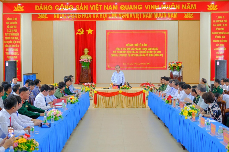 Làm việc với lãnh đạo Huyện đảo Cồn Cỏ, Tổng Bí thư Tô Lâm khẳng định, đảo Cồn Cỏ có vị trí đặc biệt quan trọng trong chiến lược biển đảo, là đảo tiền tiêu bảo vệ chủ quyền quốc gia. Ảnh: Trần Tuyền thong-bi-thu-tham-con-co-1.jpg