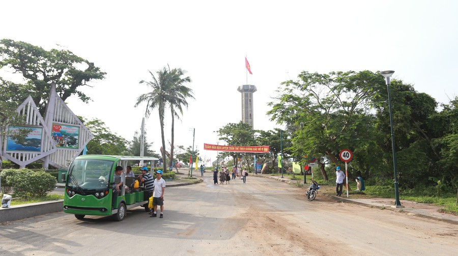 Du khách trải nghiệm du lịch Cồn Cỏ bằng xe điện. image-3.jpg