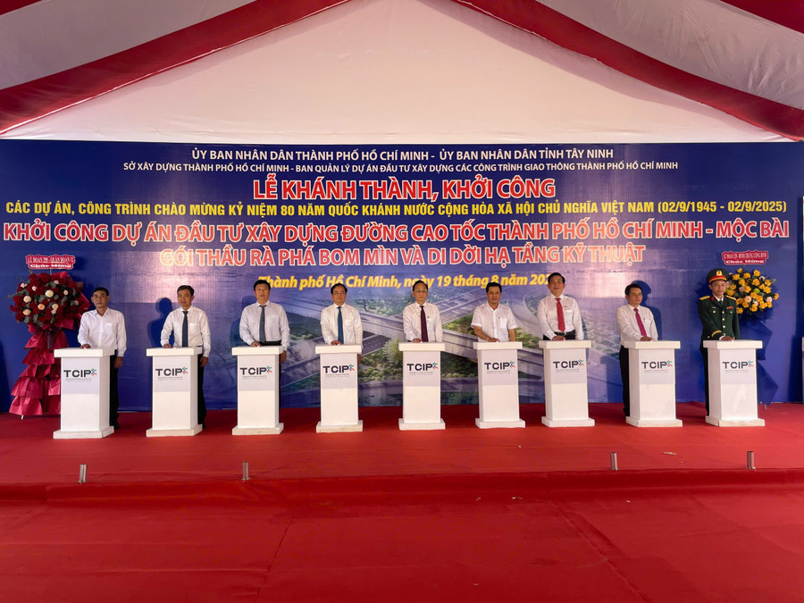 Các đại biểu bấm nút khởi công cao tốc TPHCM - Mộc Bài. (Ảnh: Hà An)