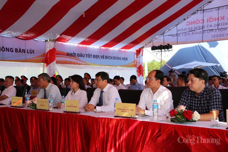 Các đại biểu tham dự tại lễ khánh thành dự án cao tốc đoạn Vạn Ninh - Cam Lộ
