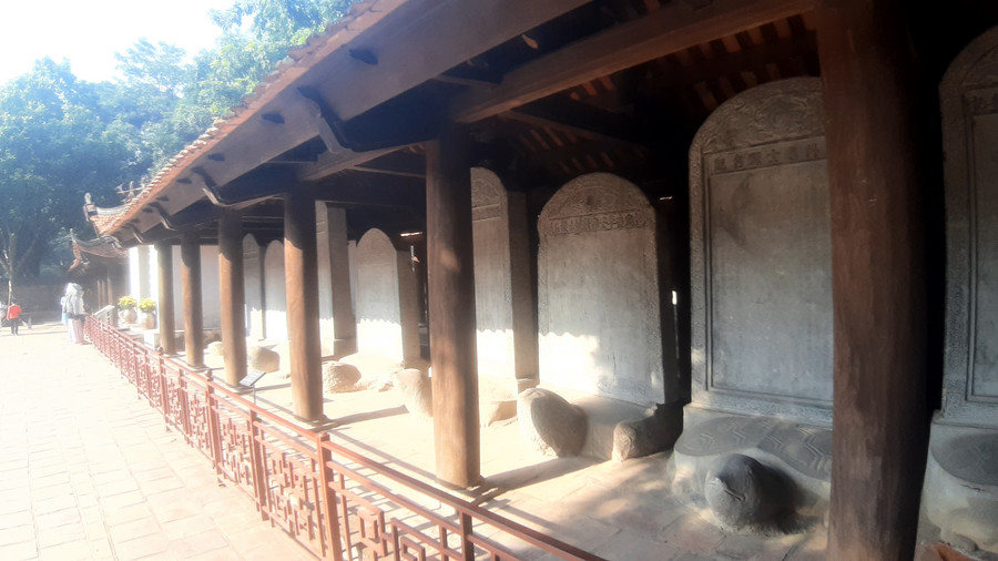 Tên tuổi hai vị đại khoa Vũ Duy Đoán và Vũ Công Đạo dược lưu danh trong hệ thống văn bia tại Văn Miếu Quốc Tử Giám. Ảnh: T. Hòa. cac-dai-khoa-khuyen-chua-trinh-tu-bo-thu-vui-tam-phao-2.jpg