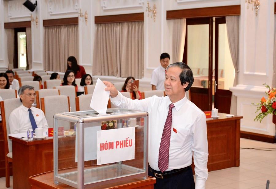 Bộ trưởng Bộ GD&ĐT Nguyễn Kim Sơn bỏ phiếu tại Đại hội Chi bộ Vụ Tổ chức cán bộ nhiệm kỳ 2025-2027.