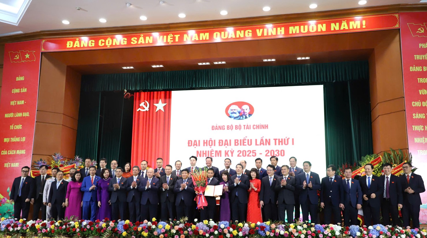 Phó Thủ tướng Chính phủ Nguyễn Chí Dũng trao quyết định và tặng hoa chúc mừng Ban Chấp hành, Ban Thường vụ, Bí thư, Phó Bí thư Đảng uỷ Bộ Tài chính nhiệm kỳ mới.