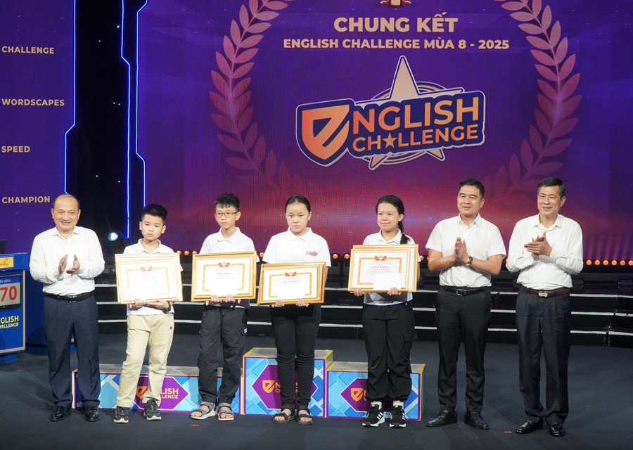 Ông Thái Văn Thành - Giám đốc Sở GD&ĐT và ông Nguyễn Thanh Hiền - Chủ tịch Hội Khuyến học tỉnh Nghệ An trao giấy khen cho các thí sinh. Ảnh: Hồ Lài chung-ket-san-choi-tieng-anh-3.jpg