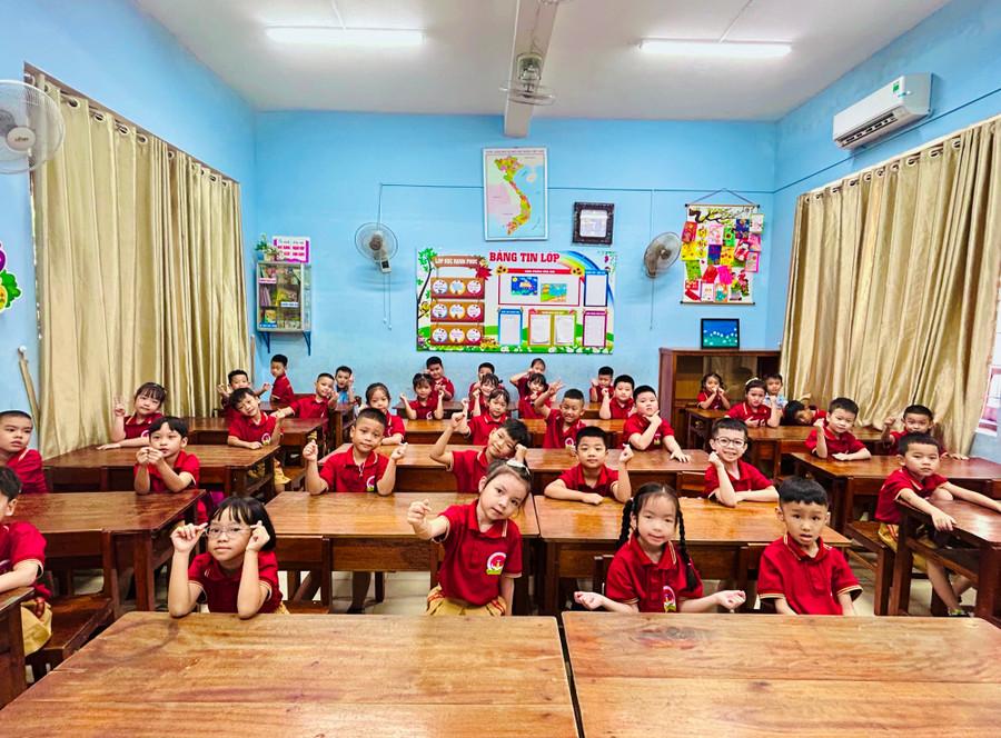 Học sinh lớp 1 cùng nhau tạo dáng, nở nụ cười tươi trong bức ảnh đầu tiên của lớp. Khoảnh khắc giản dị nhưng hứa hẹn sẽ trở thành một trong những kỷ niệm khó quên của tuổi học trò. 12.jpg