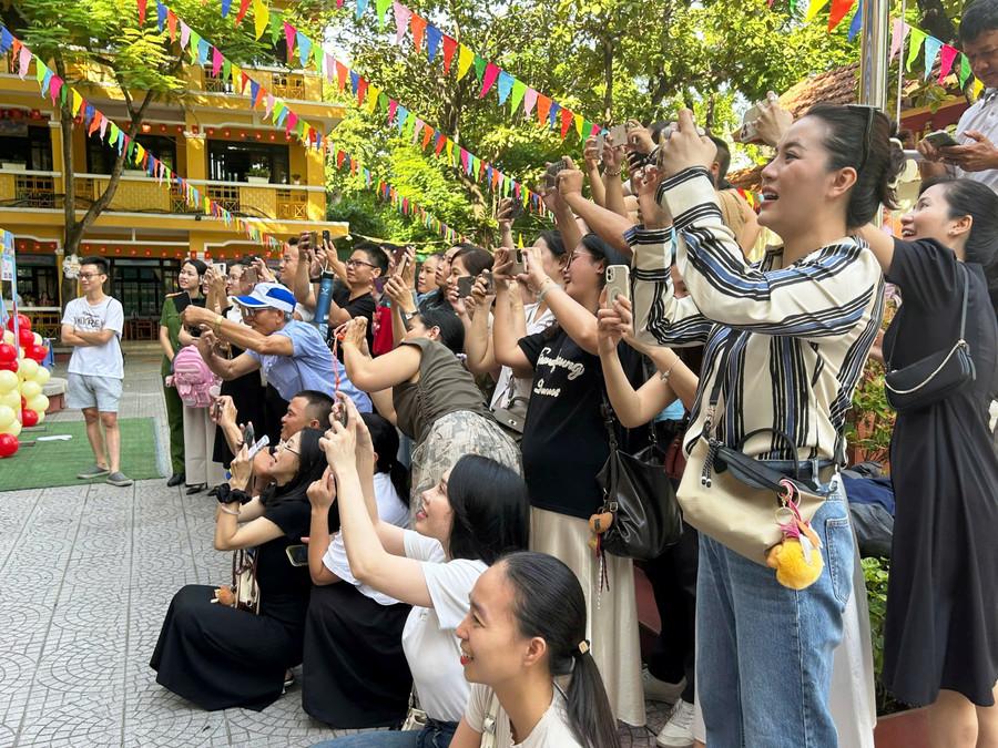 Niềm hạnh phúc ánh lên trong ánh mắt cha mẹ khi chứng kiến con bắt đầu hành trình học tập đầu tiên của đời mình. 8.jpg