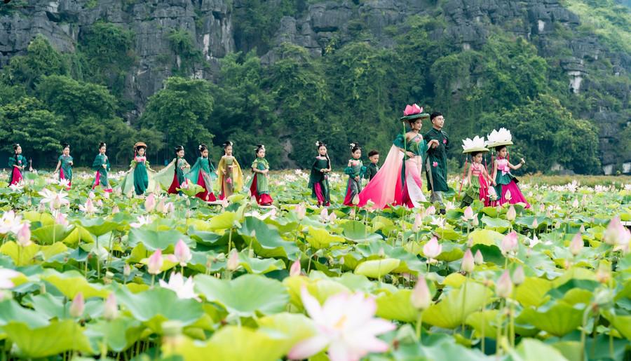 Mỗi bộ thiết kế đều ẩn chứa những giá trị sâu thẳm của văn hóa – lịch sử.