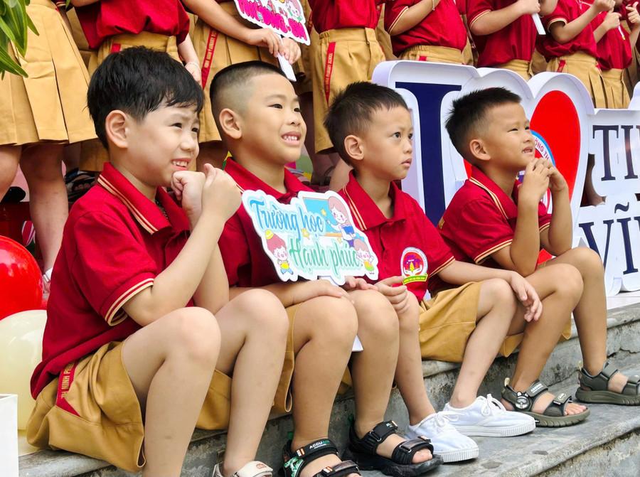 Học sinh lớp 1 vui vẻ ngày đầu tựu trường. 4.jpg