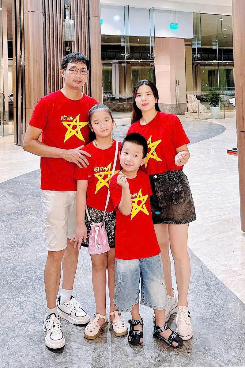 Chị Đỗ Thu Hiền đã chuẩn bị những chiếc áo phông in hình lá cờ Tổ quốc cho cả gia đình mặc nhân lễ Quốc khánh 2/9. Ảnh: Hiền Thu