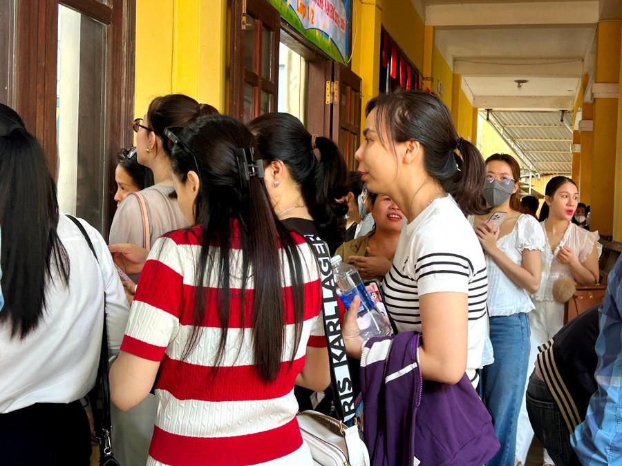 Cha mẹ theo dõi con qua cửa sổ lớp học, chị Lê Thị Kim Thanh chia sẻ: “Sáng nay cháu dậy sớm hơn mọi ngày, tự chọn quần áo, rồi giục mẹ đi mau kẻo muộn. Tôi tin con sẽ sớm làm quen, yêu ngôi trường mới". 5.jpg