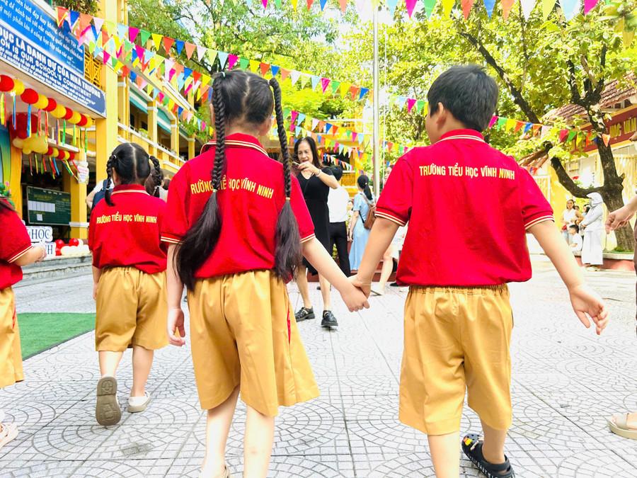 Những đôi bàn tay nhỏ bé nắm chặt lấy nhau, học sinh dắt bạn vào lớp như tìm thấy điểm tựa mới. 3.jpg