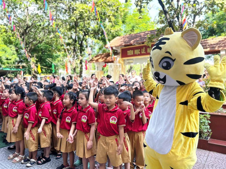 Học sinh lớp 1 TP Huế rộn ràng niềm vui ngày tựu trường.