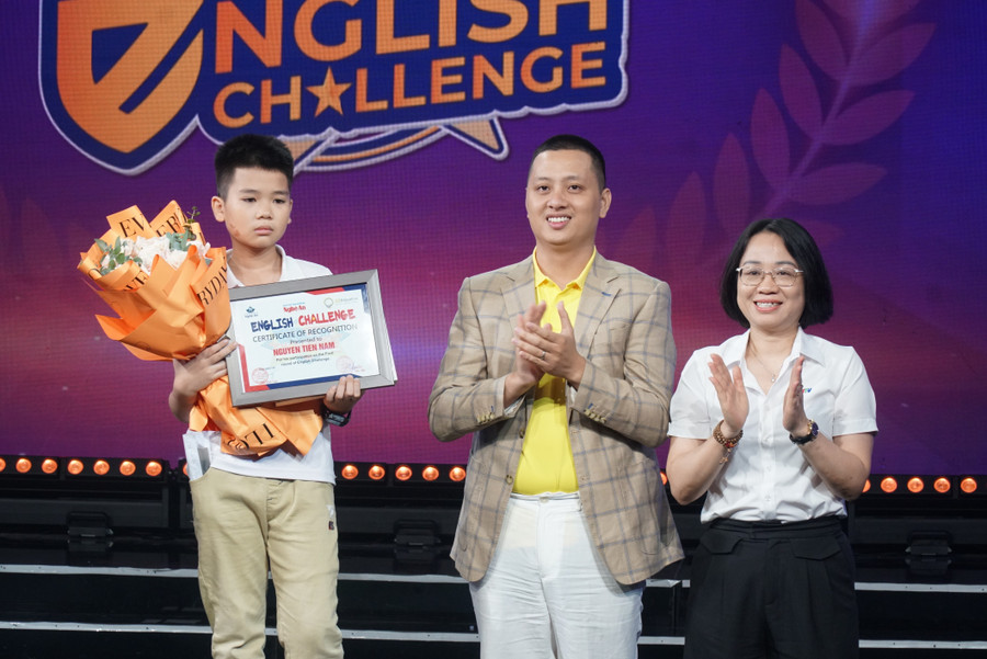 Đại diện ban tổ chức trao phần thưởng cho em Nguyễn Tiến Nam - giành giải Nhì chung cuộc. Ảnh: Hồ Lài chung-ket-san-choi-tieng-anh-5.jpg