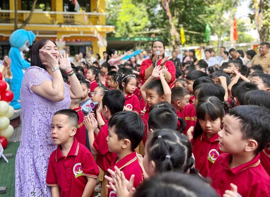 Không khí rộn ràng trên sân trường với hoạt động chung của cô và trò. Những nụ cười hồn nhiên đã xóa tan sự bỡ ngỡ ban đầu. 6.jpg