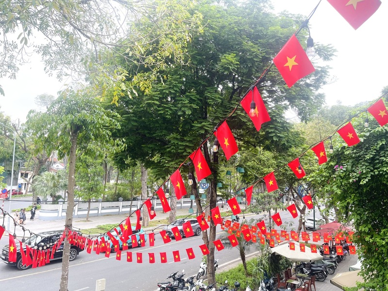 Hình ảnh lá cờ Tổ quốc tung bay khắp nẻo đường Hà Nội. Ảnh: Nguyễn Vy