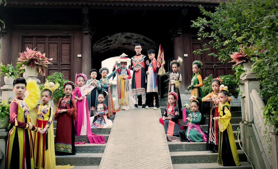 Không chỉ dành cho sàn diễn, các thiết kế còn hướng tới là trang phục biểu diễn dân gian hay lễ phục văn hóa. nha-thiet-ke-nhat-thuc-5.jpg