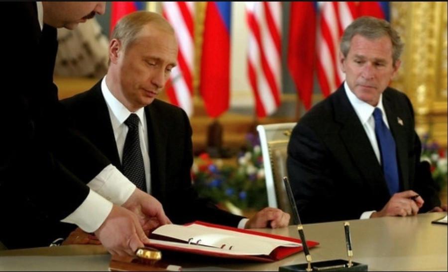 Tổng thống Putin ký hiệp ước giảm số đầu đạn hạt nhân với Tổng thống Bush ngày 24 tháng 5 năm 2002.