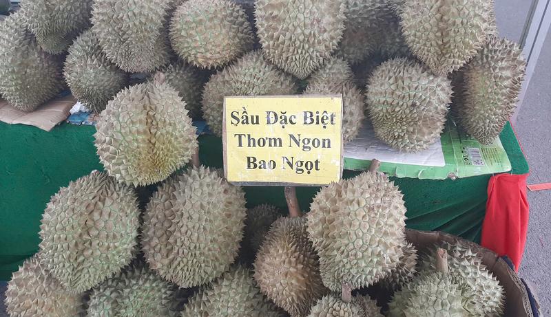 Sầu riêng Lâm Đồng được nhà vườn chào bán tại Tuần hàng với giá 90.000 đồng/kg. Ảnh: Nguyễn Hạnh