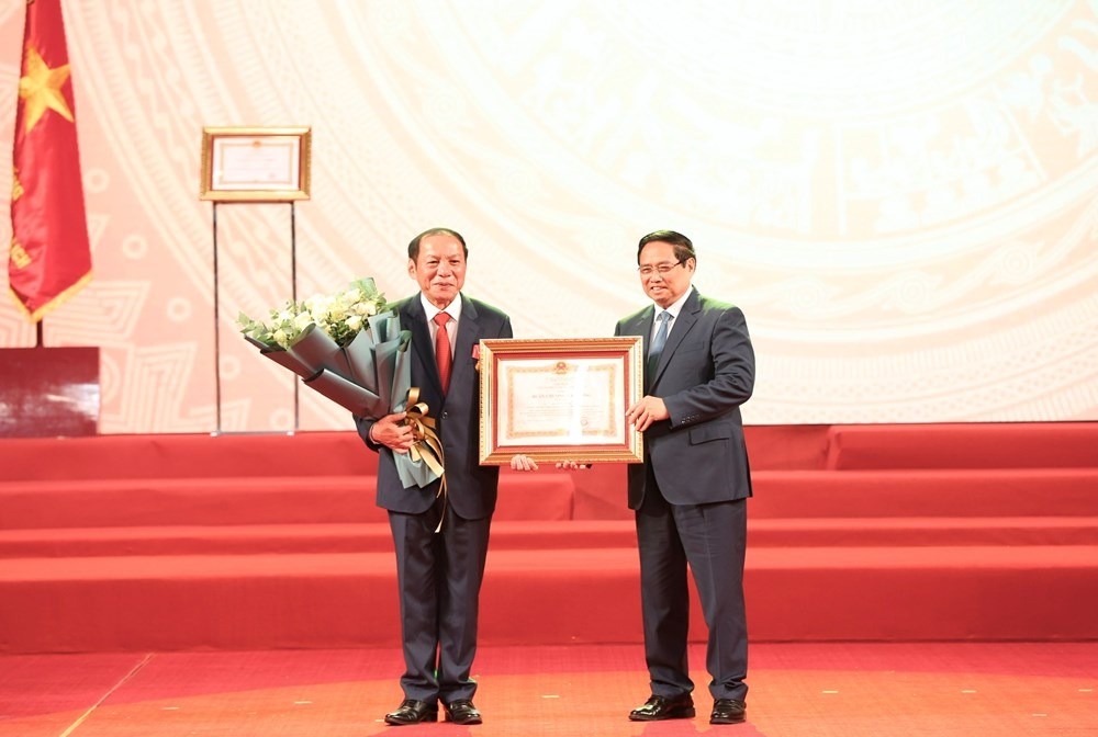 Thủ tướng Chính phủ Phạm Minh Chính thay mặt lãnh đạo Đảng và Nhà nước trao tặng Huân chương Lao động hạng Nhất tới Bộ trưởng Bộ Văn hóa, Thể thao và Du lịch Nguyễn Văn Hùng Thủ tướng Chính phủ Phạm Minh Chính thay mặt lãnh đạo Đảng và Nhà nước trao tặng Huân chương Lao động hạng Nhất tới Bộ trưởng Bộ Văn hóa, Thể thao và Du lịch Nguyễn Văn Hùng