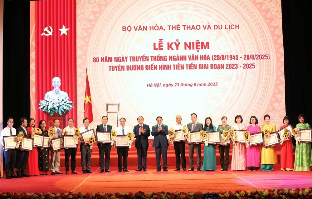 Thủ tướng Phạm Minh Chính tặng hoa, Bộ trưởng Bộ VHTTDL Nguyễn Văn Hùng trao Bằng khen cho các cá nhân đã có thành tích xuất sắc tiêu biểu trong lĩnh vực Văn hóa, Thông tin, Thể thao và Du lịch giai đoạn 2023 - 2025 Thủ tướng Phạm Minh Chính tặng hoa, Bộ trưởng Bộ VHTTDL Nguyễn Văn Hùng trao Bằng khen cho các cá nhân đã có thành tích xuất sắc tiêu biểu trong lĩnh vực Văn hóa, Thông tin, Thể thao và Du lịch giai đoạn 2023 - 2025