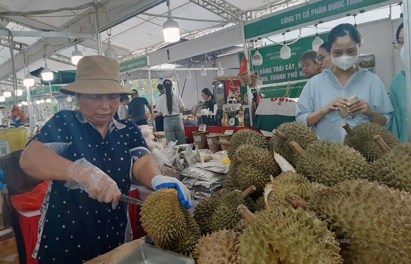 Sầu riêng Lâm Đồng được người tiêu dùng Hà Nội ưa chuộng. Ảnh: Nguyễn Hạnh