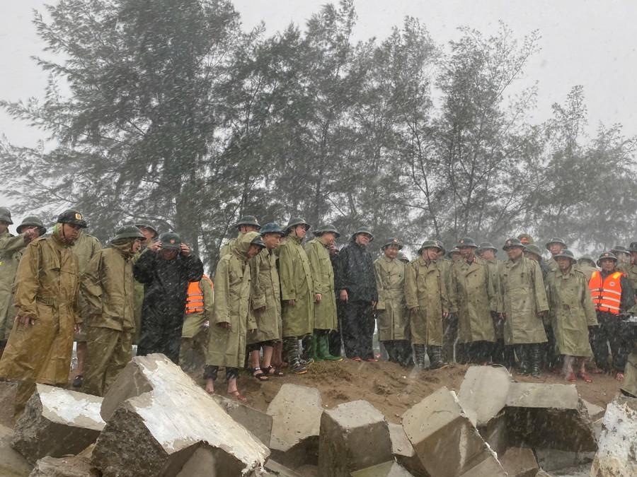 Phó Thủ tướng Trần Hồng Hà kiểm tra công tác hộ đê Hội Thống ở xã Đan Hải. (Ảnh: CAHT) Phó Thủ tướng Trần Hồng Hà kiểm tra công tác hộ đê Hội Thống ở xã Đan Hải. (Ảnh: CAHT)