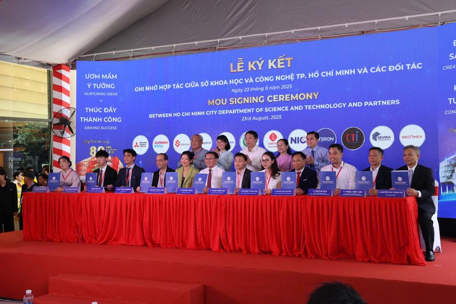 Đại diện các tổ chức, doanh nghiệp ký kết hợp tác với Sở Khoa học và Công nghệ TPHCM về phối hợp tổ chức các hoạt động khởi nghiệp sáng tạo. Ảnh: Phúc Uyên. 1a02976940ffc8a191ee.jpg
