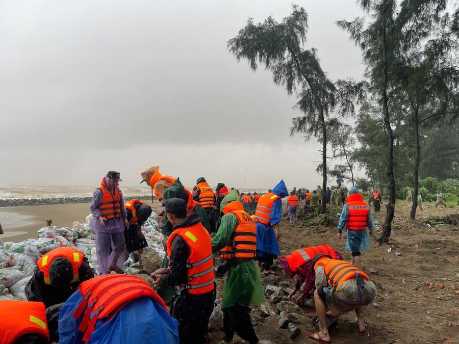 Lực lượng chức năng gia cố đê biển xã Đan Hải. (Ảnh: CAHT) Lực lượng chức năng gia cố đê biển xã Đan Hải. (Ảnh: CAHT)