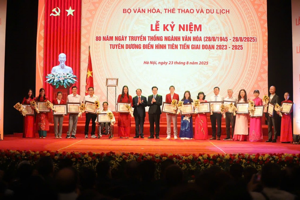 Phó Thủ tướng Chính phủ Mai Văn Chính tặng hoa, Bộ trưởng Bộ VHTTDL Nguyễn Văn Hùng trao Bằng khen cho các cá nhân đã có thành tích xuất sắc tiêu biểu trong lĩnh vực Văn hóa, Thông tin, Thể thao và Du lịch giai đoạn 2023 - 2025. Phó Thủ tướng Chính phủ Mai Văn Chính tặng hoa, Bộ trưởng Bộ VHTTDL Nguyễn Văn Hùng trao Bằng khen cho các cá nhân đã có thành tích xuất sắc tiêu biểu trong lĩnh vực Văn hóa, Thông tin, Thể thao và Du lịch giai đoạn 2023 - 2025.