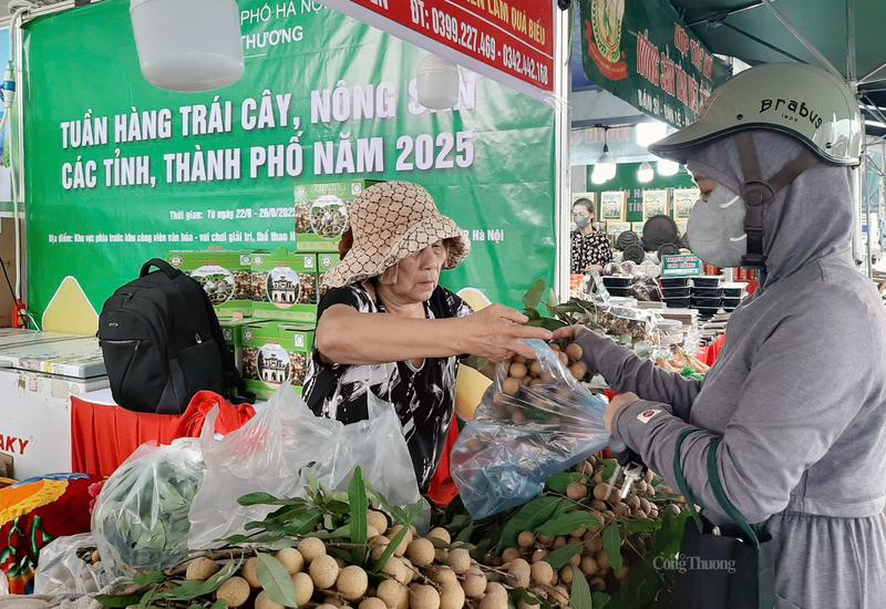 Nhãn lồng Hưng Yên hút khách tại Tuần hàng trái cây Hà Nội 2025. Ảnh: Nguyễn Hạnh