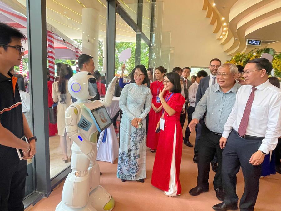 Các đại biểu tham quan các giải pháp công nghệ robot của cộng đồng khởi nghiệp trong tòa nhà. Ảnh: Hà An. 81c8929c760afe54a71b.jpg