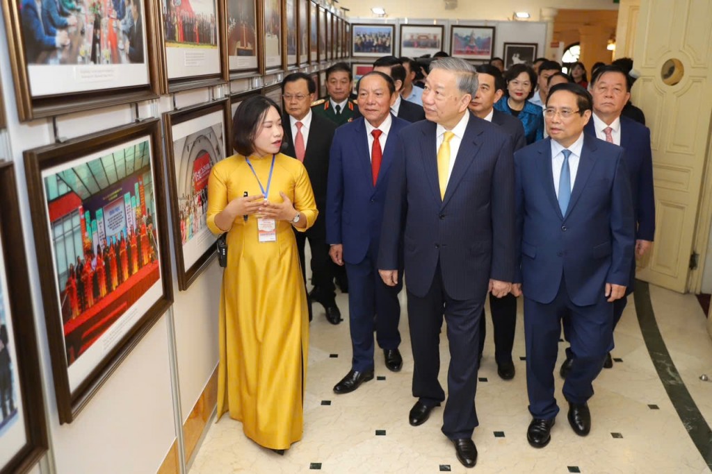 Tổng Bí thư Tô Lâm, Thủ tướng Chính phủ Phạm Minh Chính và các đại biểu tham quan triển lãm tại Lễ kỷ niệm Tổng Bí thư Tô Lâm, Thủ tướng Chính phủ Phạm Minh Chính và các đại biểu tham quan triển lãm tại Lễ kỷ niệm