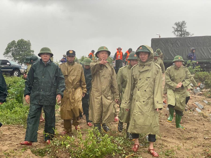 Phó Thủ tướng Trần Hồng Hà kiểm tra, chỉ đạo ứng phó bão Kajiki tại Hà Tĩnh. (Ảnh: CAHT)