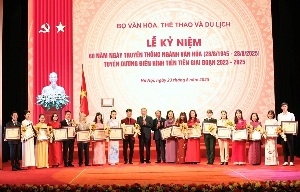 Tổng Bí thư Tô Lâm tặng hoa, Bộ trưởng Bộ VHTTDL Nguyễn Văn Hùng trao Bằng khen cho các cá nhân đã có thành tích xuất sắc tiêu biểu trong lĩnh vực Văn hóa, Thông tin, Thể thao và Du lịch giai đoạn 2023 - 2025. Tổng Bí thư Tô Lâm tặng hoa, Bộ trưởng Bộ VHTTDL Nguyễn Văn Hùng trao Bằng khen cho các cá nhân đã có thành tích xuất sắc tiêu biểu trong lĩnh vực Văn hóa, Thông tin, Thể thao và Du lịch giai đoạn 2023 - 2025.
