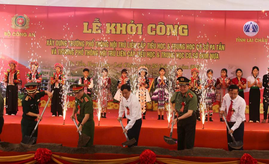 Các đại biểu thực hiện nghi thức khởi công 2 trường phổ thông nội trú liên cấp xã Pa Tần và Bum Nưa.