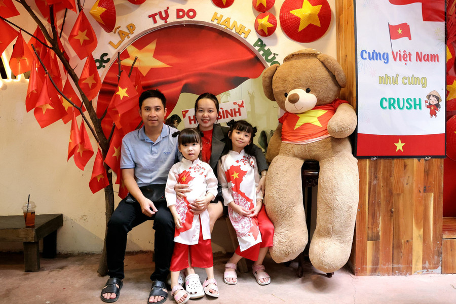 Gia đình chị Võ Nhiên hạnh phúc lưu giữ kỷ niệm chào mừng lễ 2/9. quoc-khanh-02-1.jpg