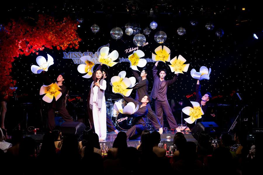 Các cô gái thể hiện tài năng trong phần thi Grand Voice Award tại Miss Grand Vietnam. k6-1453.jpg